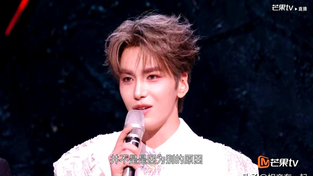 顶着邵兵儿子的头衔出道，邵子恒几乎一露面就被打上了“靠爹拿资源”的烙印。

大众对星二代的审视向来苛刻，光环有多大，挑剔就有多狠。但他这次直接把话挑明了，不回避争议，更没打算躺在父辈的功劳簿上。

身份是天生的改不了，但戏得自己演。

比起顶着父亲名字被一次次介绍，他摆明了态度要撕掉标签，用作品把场