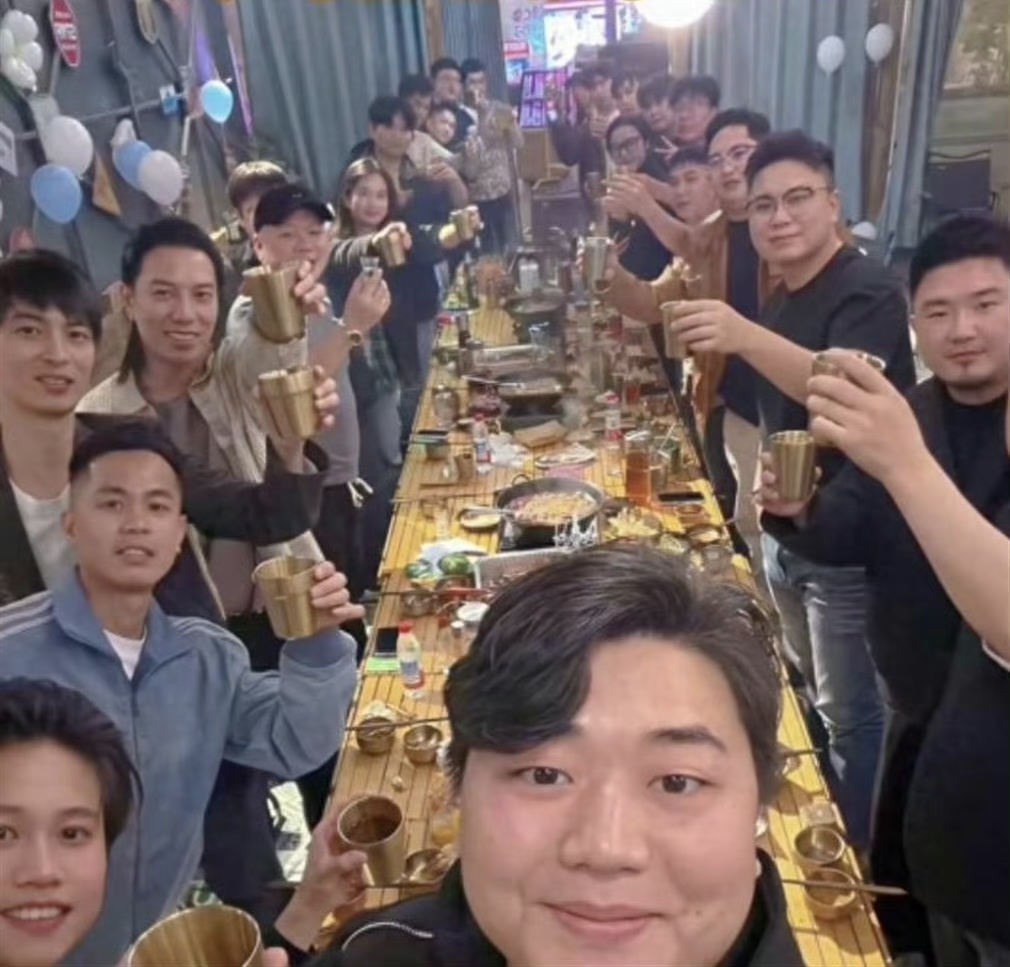 全红婵哥哥全进华是真的出息了！不再靠着奥运冠军妹妹的光环，踏踏实实深耕助农赛道，还参与了联合国粮农组织的粮食项目合作，凭自己的能力拿到认可。这次生日庆生，排面拉满，不少网友感慨，他终于闯出属于自己的一片天地。
从前很多人说他是沾妹妹的光，可这些年，他跑遍全国各地乡村，扎根田间地头做公益助农直播，帮农