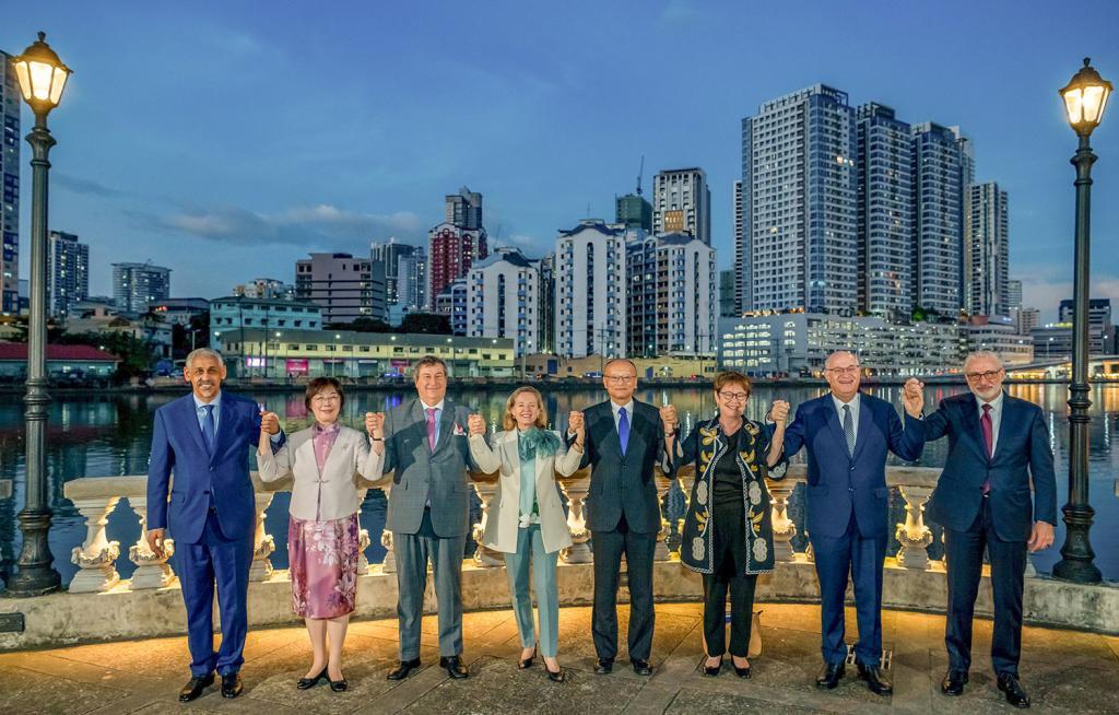 #亚行动态##联合新闻稿#【多边开发银行行长们在马尼拉加强联合行动，以扩大融资规模并提升影响力】英文原文链接：
菲律宾马尼拉（2026年10月17日讯）— 多边开发银行行长小组今日在亚洲开发银行（亚行）马尼拉总部举行会议，商讨如何扩大融资规模并提升影响力，以为面临日益增多挑 ​