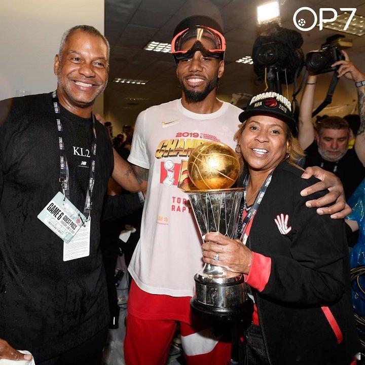 快船与伦纳德的“密约案”终于有结果了！NBA经过长达一年的调查后，认定快船与球星伦纳德存在违规操作、规避联盟薪资规定的行为，最终开出重磅罚单：快船被罚3000万美元，并被没收2029年至2033年连续5年的首轮选秀权！

球队管理层方面，快船老板史蒂夫·鲍尔默被禁止参与NBA相关事务一年，球队总裁吉莉 ​