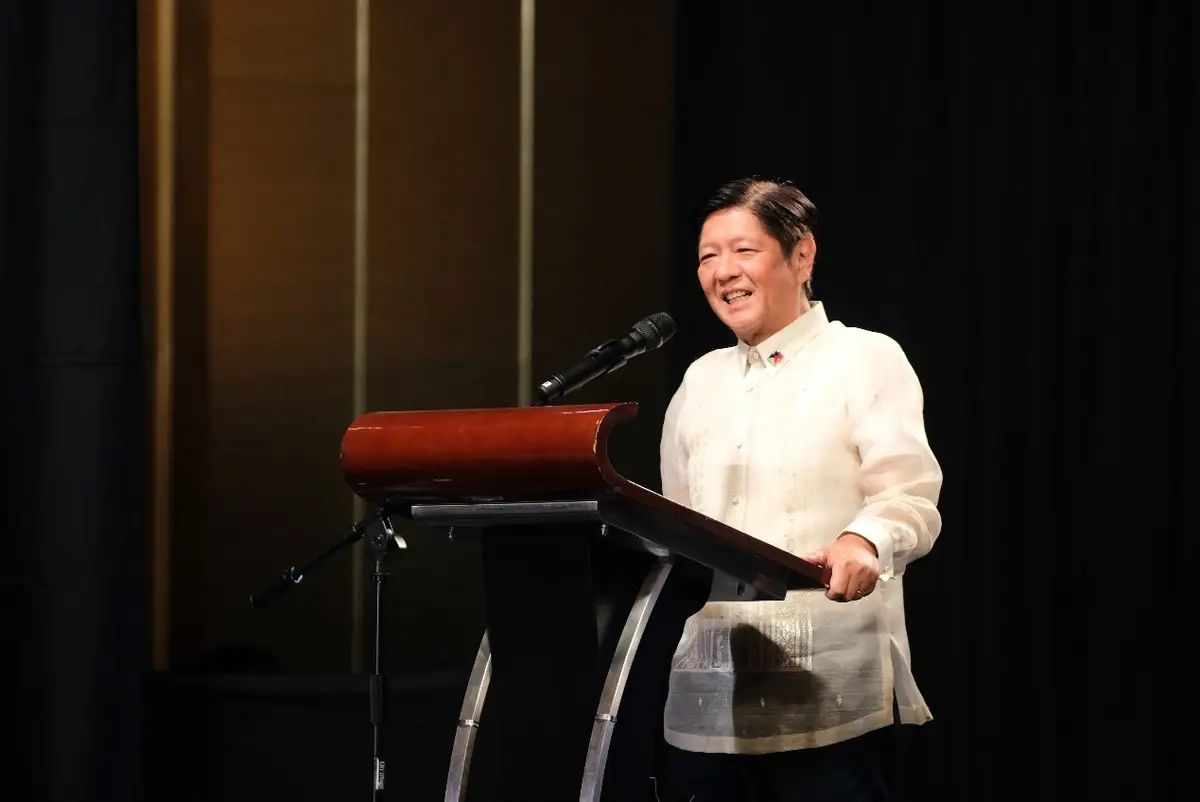 菲方应庆幸有中国这个邻居？2026年10月15日，马尼拉，一所大学的演讲厅。中国驻菲律宾大使井泉接受媒体联合采访，被问到菲律宾国防部长称中国为&34;麻烦制造者&34;时，他说了一句话——&34;菲律宾应当感到庆幸，拥有中国这样的邻居。如果我们要动用武力，完全有可能轻易取胜。但我们不会。因为我们热爱和平。&34;

话音刚