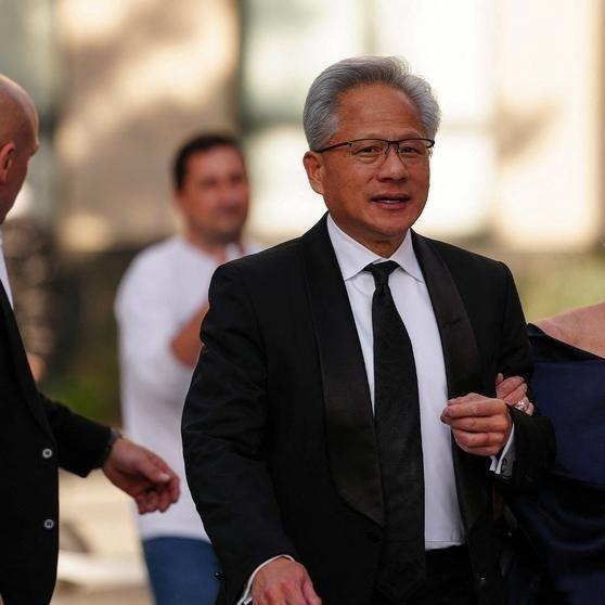 《美国总统唐纳德·特朗普9月24日在华盛顿白宫举行国宴。英伟达CEO黄仁勋、前苹果CEO蒂姆·库克、》这是一篇你不想错过的动态，快来看看吧！ ​