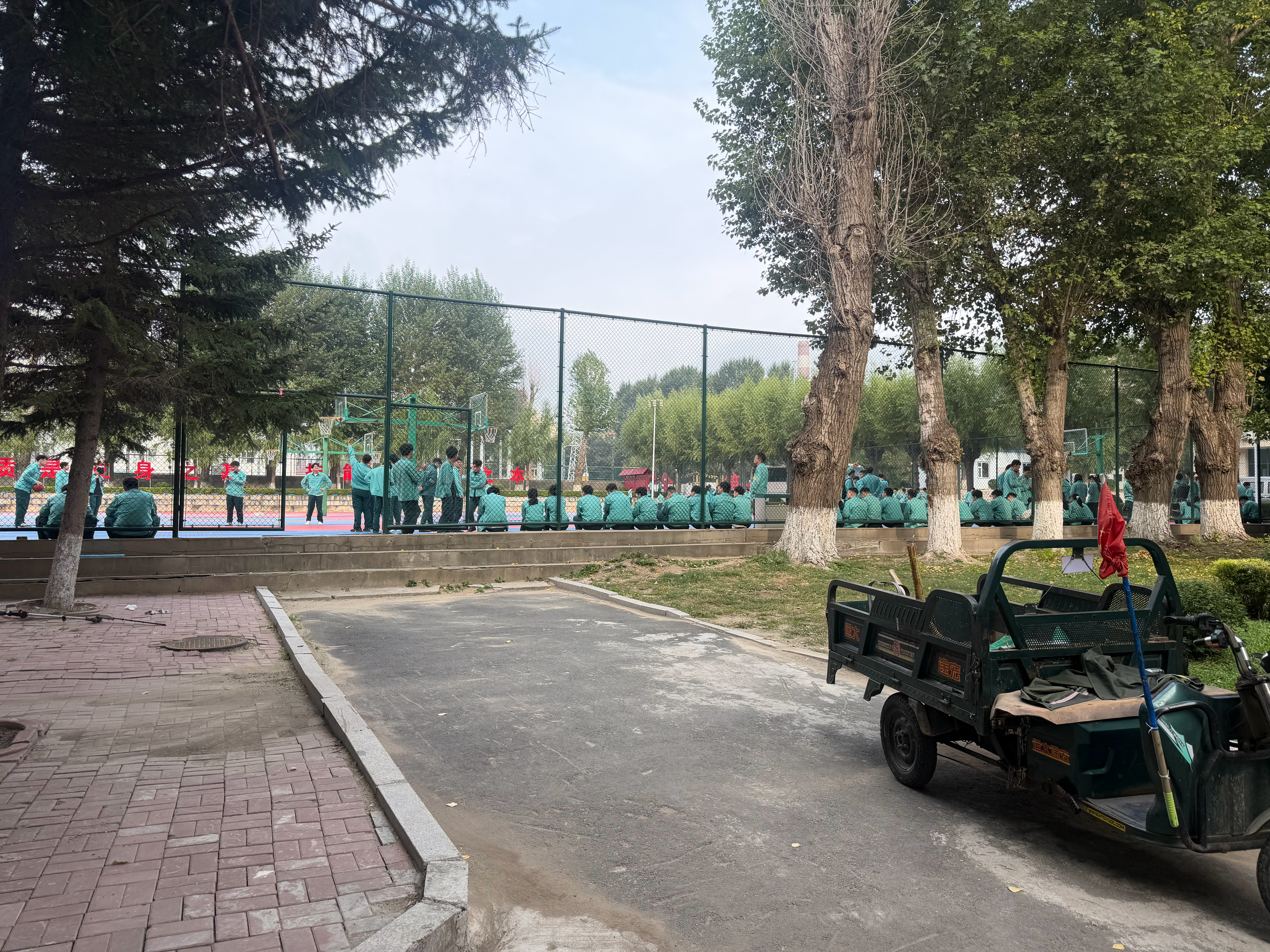 院子的墙砌得更高了，孩子们翻不出去了…
宿舍楼又新盖了一栋，睡的很舒服…
又是那么样的一群人，一群老师…
又是在这个转冷的秋天里，在这么多的人群里，在教室，在宿舍，在路灯下…
像是一场美梦苏醒，眼前才是现实，只有自己，才是现实…
梦里
你接过我另一只蓝牙耳机，调侃我说是助听器，放着薛之 ​