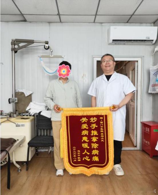 杏林之声】一面锦旗话深情  医患和谐谱新章

北京中医药大学房山医院良乡西门分院疼痛推拿科的李刚大夫收到马女士赠送的一面锦旗，字里行间道出无尽信任与赞许。

2个月前，马女士刚到疼痛推拿科就诊，颈腰椎病很重，面色凝重，心情压抑，她说：“我在市里好几家医院推拿过，感觉一般，看看你们怎么样 ​