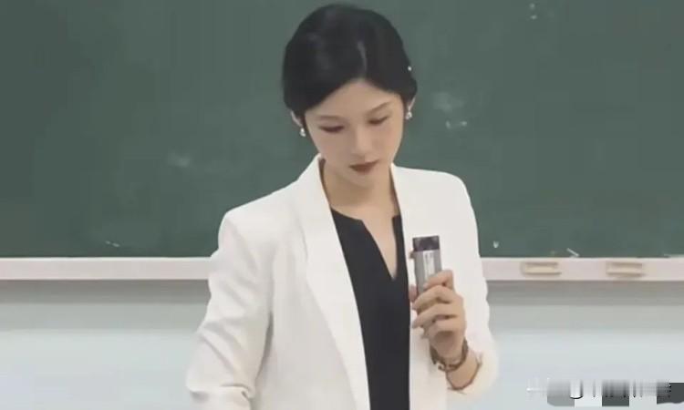 湖南第一师范学院有位女老师，因为颜值高，开学季意外在网络上走红，被网友誉为“遇见过最美的老师”。她本人回应说，优秀教师比比皆是，自己不过是幸运地被看见了。事情的原委是这样的：湖南一师有个叫黄蓝紫的老师，刚开学就在网上突然火了起来。

说实话，第一眼看到这条新闻，我心里挺不是滋味的。倒不是对这位老师有