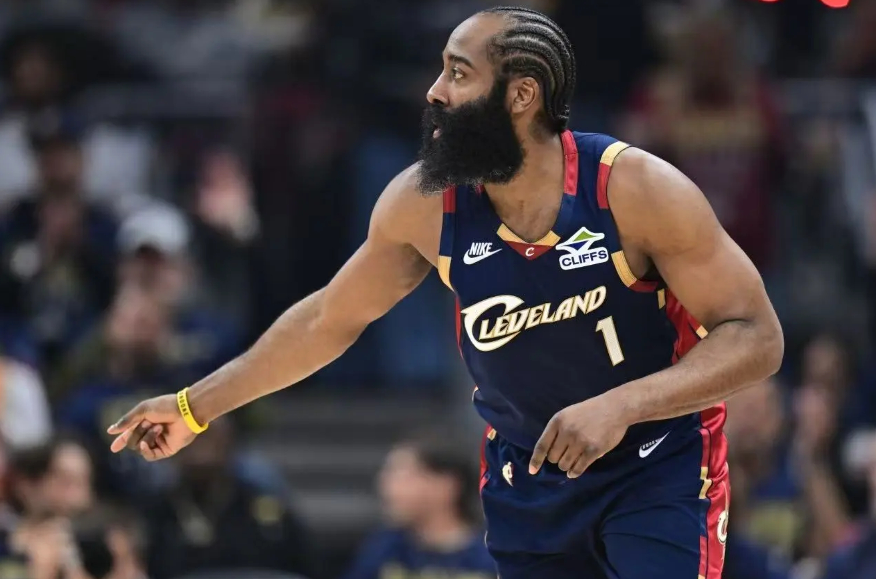 斯特鲁斯谈哈登：他是职业球员的典范，每天都全力以赴  NBA季后赛，骑...