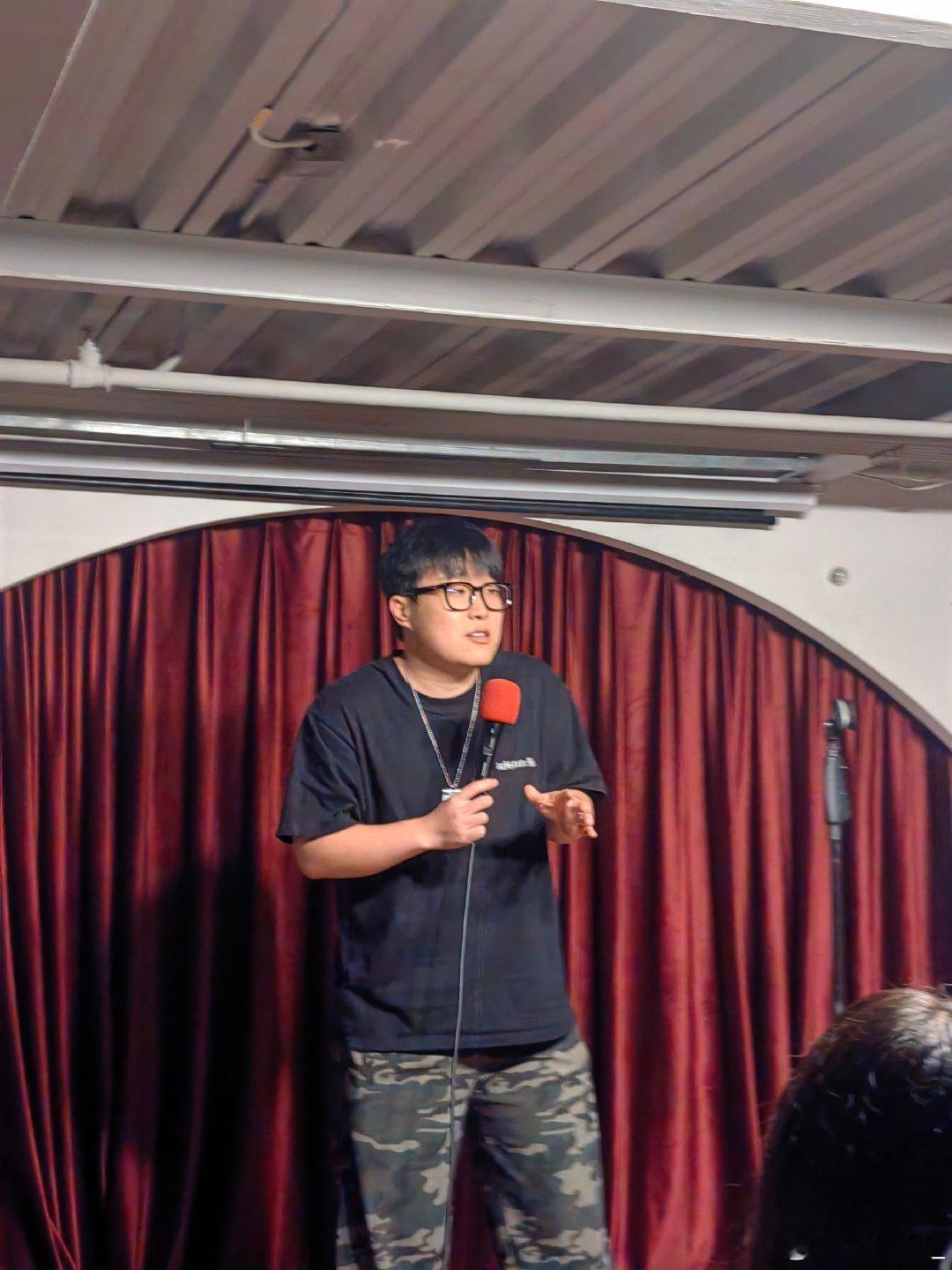 今天看单立人的开放麦，有位叫董硕的演员长的好像张本智和啊，越笑越像，不混电影圈和脱口秀圈，想必在乒乓球圈也是有一番人气的[哈哈]

#单立人喜剧[超话]# ​
