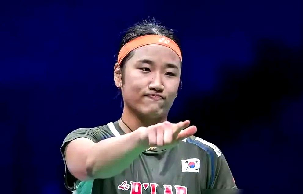 连输十次后，王祉怡终于打碎了安洗莹的36场连胜神话。

2026年3月8日的全英羽毛球公开赛女单决赛。中国选手王祉怡对上韩国名将安洗莹，直接2比0干脆利落拿下。

这场球全靠战术执行到极致。王祉怡把80%的球全死死钉在中路，靠四方拉吊控制节奏，把安洗莹的跑动和进攻空间全封死了。

安洗莹急了失误变多