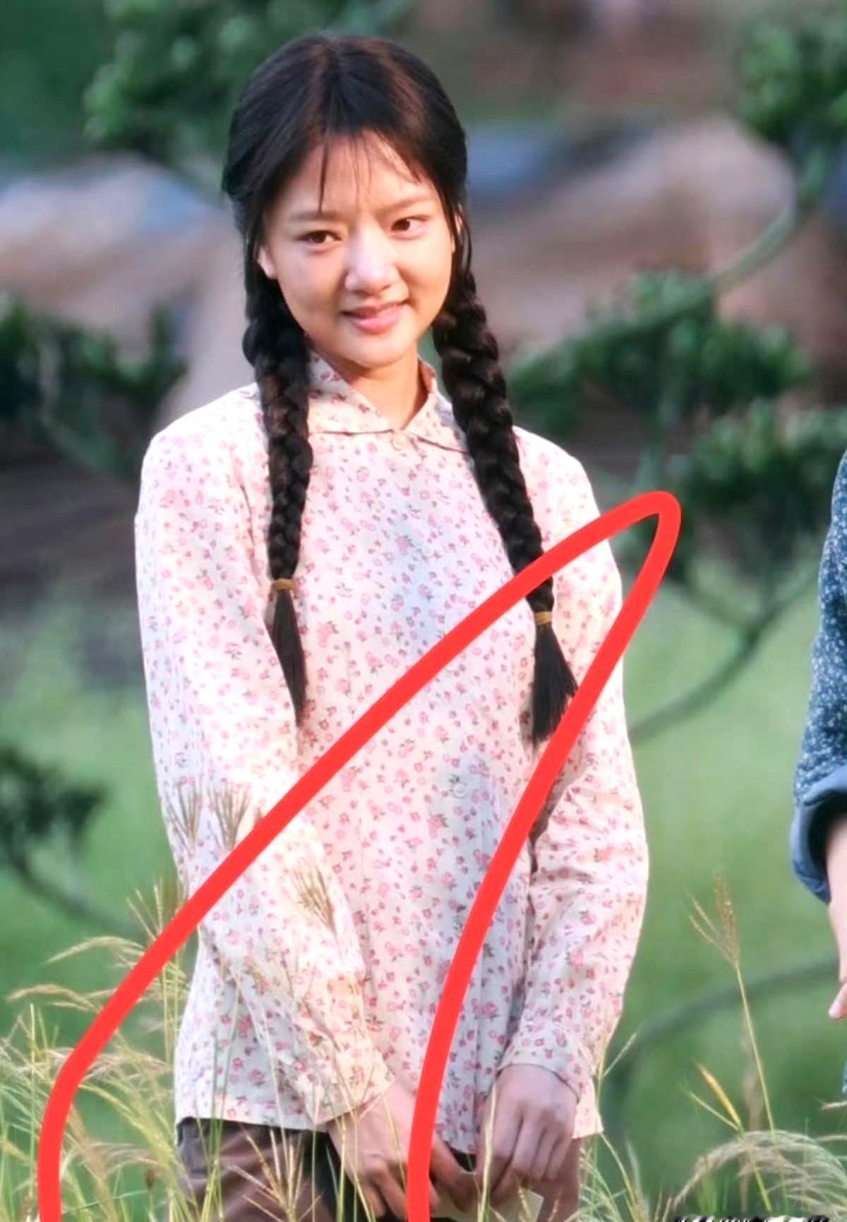 前脚还在红毯穿露肩裙惊艳全场，后脚就敢全素颜去演村姑？

新剧《柿柿如意》镜头一亮，任敏直接扒掉美颜滤镜，顶着大素脸扎进农村戏。评论区瞬间炸锅，有人直言她没了妆造也就是个普通人。

可戏外的她，回老家套着大棉袄就下菜地抱白菜，转头又在现实剧里雷厉风行演律师。

敢把整张脸砸进泥土里的演员，不比天天活