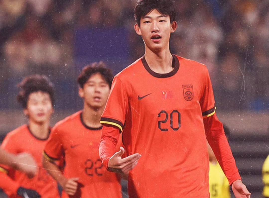 17岁的高中生赵松源，注册单位写着清华附中，就这么闯进了国足集训名单。没有职业合同，没签俱乐部，纯粹靠校园足球一路拼上来。

U17亚预赛5场11球，单场对文莱轰进6个；亚洲杯正赛敲开日本队大门，决赛替补造点助球队拿亚军；明日之星冠军杯面对阿森纳、勒沃库森梯队交出3球1助攻拿下MVP。这些硬核数 ​