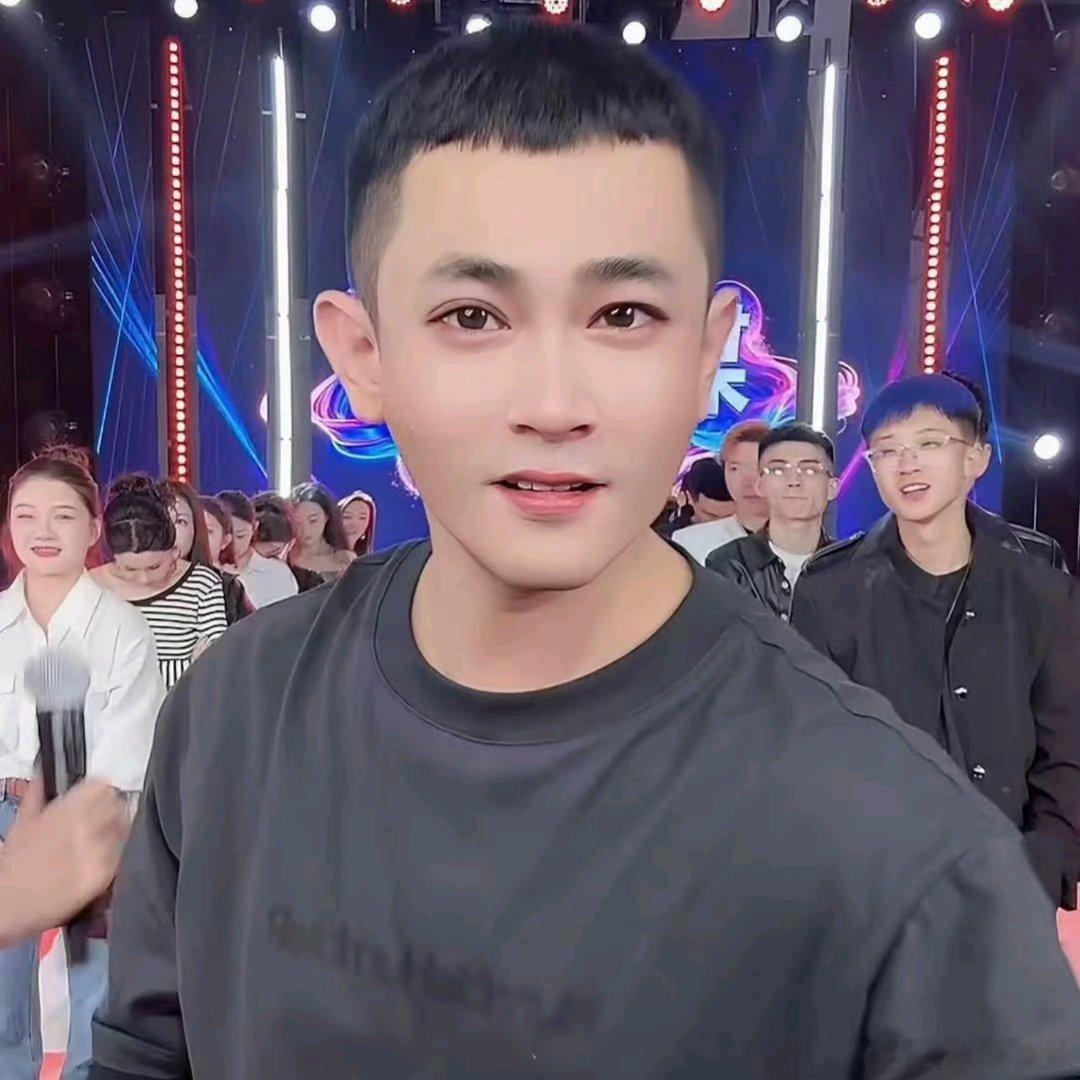 #曝吴迪腿受伤##吴迪受伤#有消息曝出吴迪腿受伤，看着让人揪心，安心养伤，不要过度劳累，祝愿能够早日康复。 ​