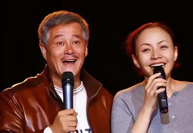 赵本山最服气的女演员是宋丹丹。这话是作品磨出来的。
从1999年《昨天今天明天》到《火炬手》，白云黑土成了春晚天花板。宋丹丹把农村老太太当真人演。嘴里塞东西模拟漏风，走路前倾手背身后，眼神发直。每个细节凑一起人物就立住了。她上场赵本山心里就稳。
宋丹丹负责&