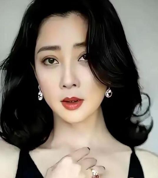 殷桃对自己下手确实挺狠！
殷桃直接拉黑了所有联系方式，推掉所有戏约，把自己扔回了重庆解放碑的老楼里。
整整三年，她每天下楼吃小面，谁找都不见。
只为了一口气，为了一份不对等的感情里最后的一点尊严。
朋友都劝她，为了一个男人，扔掉到手的前程和资源，太傻，但她不听。
三年后，一部《鸡毛飞 ​