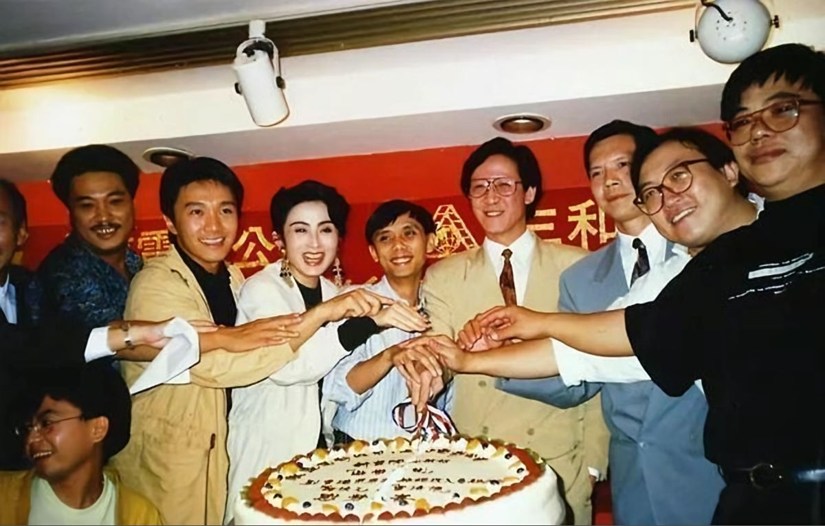 向太首次松口与周星驰关系：可能会相逢一笑泯恩仇，但做回好朋友是不可能的。这是在“蹭热度”还是释放某种信号？

近日，向太做客《陈鲁豫漫谈》，双方坐下聊天，内容还是很有料的。

如果向太做长采访，那么周星驰一定是绕不开的一个话题，没有一个主持人会放过这对“反目为仇”的旧友。

向太也如实做了解释，前些
