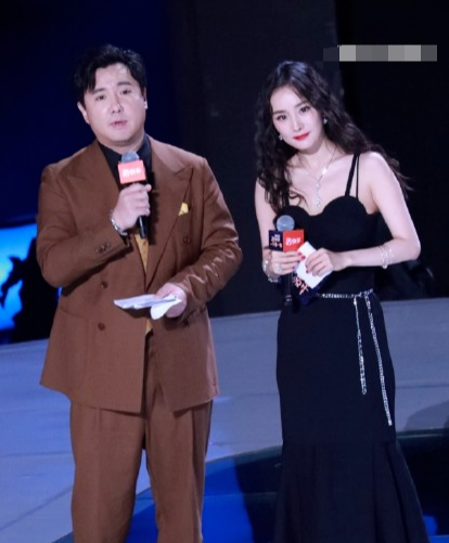 你们发现没？
沈腾有个玄学，准得可怕。
只要上台前说好要扶杨幂，他下台保准忘得一干二净，六年了回回应验，比闹钟还准时……
就在这几天的新车发布会，俩人又同台了。互动环节沈腾嘴瓢，干脆顺嘴说起相声，俩人随口接梗互相怼，台下笑成一片。
结果离场的时候，老戏码又来了。沈腾抬腿就走，头也不回，杨幂穿着高跟鞋