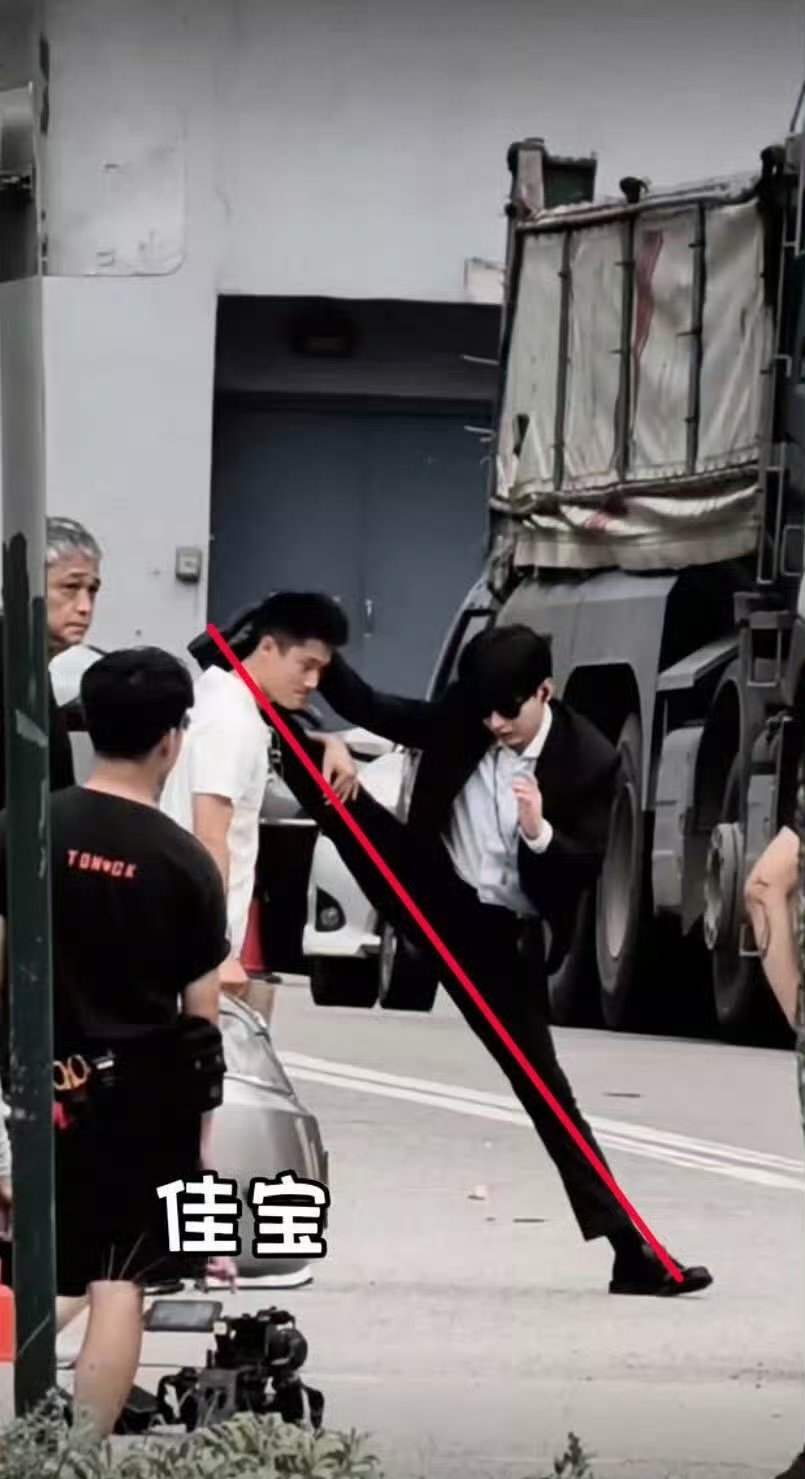 #成毅[超话]# 淇淇的腿比我的命都长，这柔韧度，这腿长，这个林sir真是太帅了 ​
