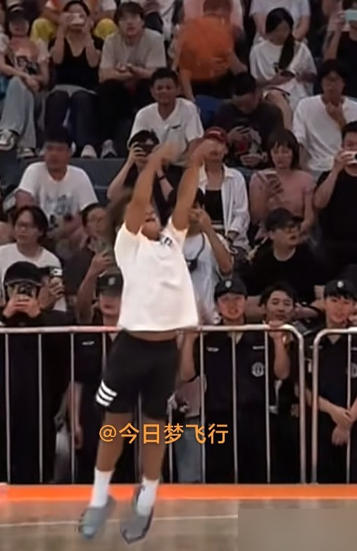 外国名帅当年指着鼻子断言他绝对打不了CBA。你敢信这个一米七多的小个子，刚在武汉跟罗斯打完表演赛，连夜飞回东莞拽着杜润旺冲进球馆疯狂砸框。
凌晨的训练基地，汗水顺着徐杰的下巴滴落地板。当年尤纳斯连正眼都不瞧他，只有杜锋硬拽着他上场死掐外援。8月24日杜锋退居幕后，很多人以为这小伙子该松口气了。徐杰
