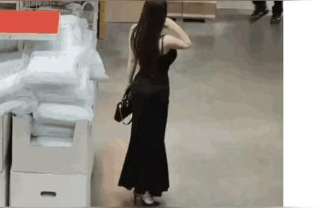 商场偶遇两位小姐姐 调皮可爱和成熟知性两种风格 你觉得哪个更迷人呢 ？