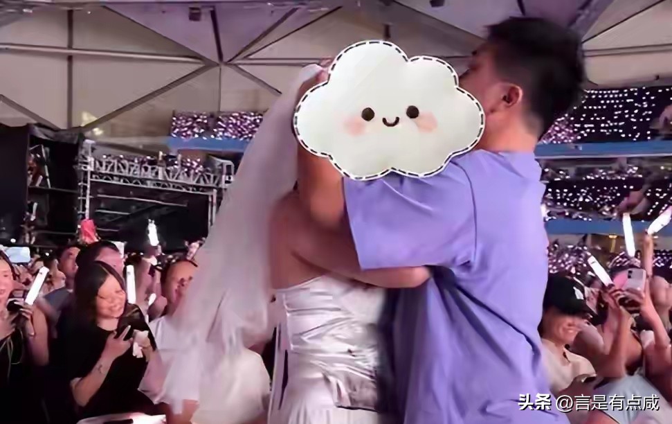 演唱会求婚，其实大家愿意看，但是你不要影响他人，你在过道就可以求婚，或者结束了求婚，都没有问题。

你占据了演唱会的好位置，关键时刻，你起立，然后跟女朋友求婚，撒糖，造成拥挤，影响他人观看