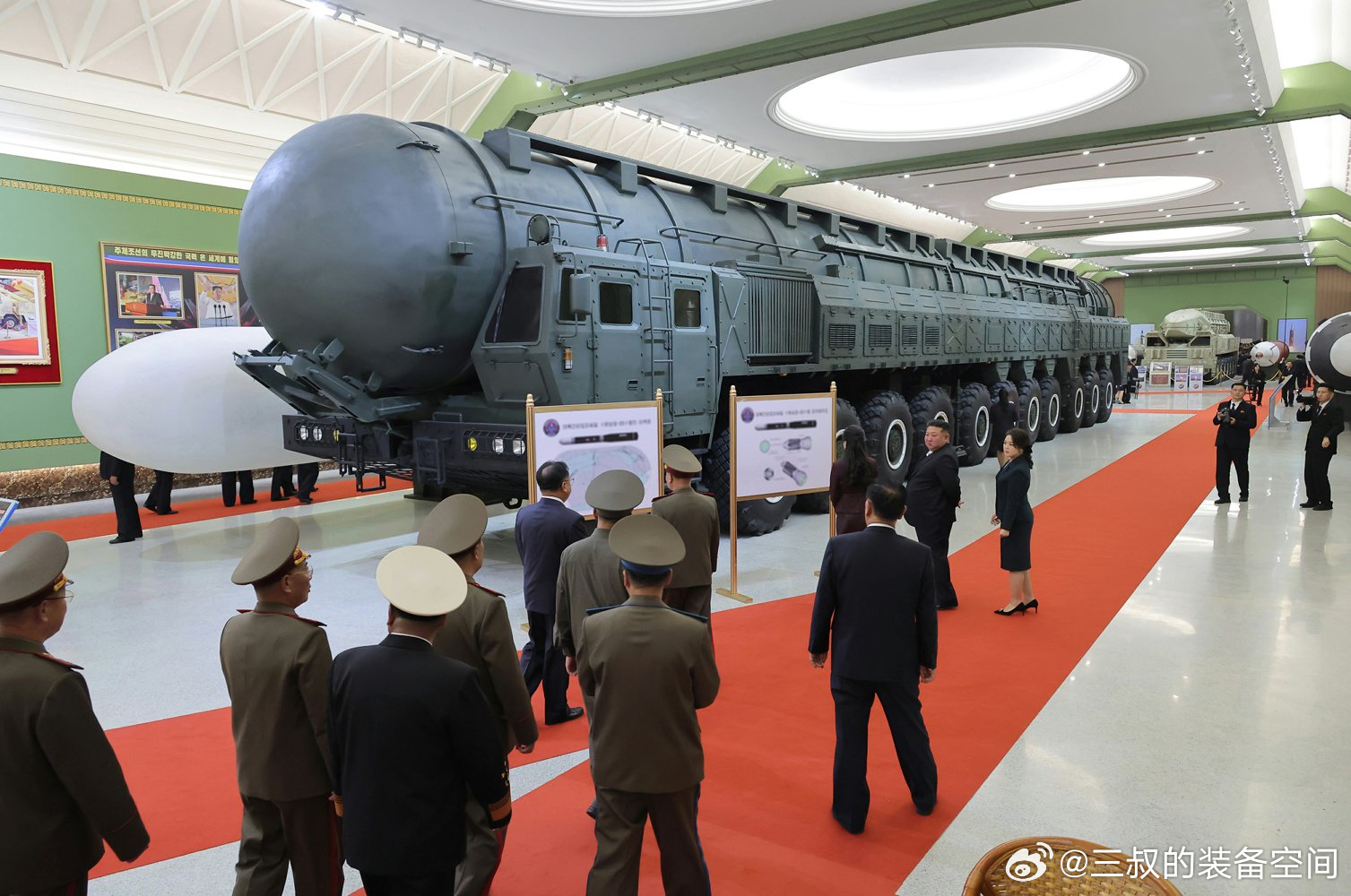 这才是实力的象征，10月11日，朝鲜国防革命博物馆正式开放，里面有全球最大的公路机动洲际弹道导弹“火星20”。看完照片大家可能觉得很震撼，这才几年时间，朝鲜已经不再是以往弱不禁风的样子。大量先进装备“突然”冒出来，款款都具备较先进水准，技术来源先不谈但实力绝对增强。
包括朝版“长钉”战 ​