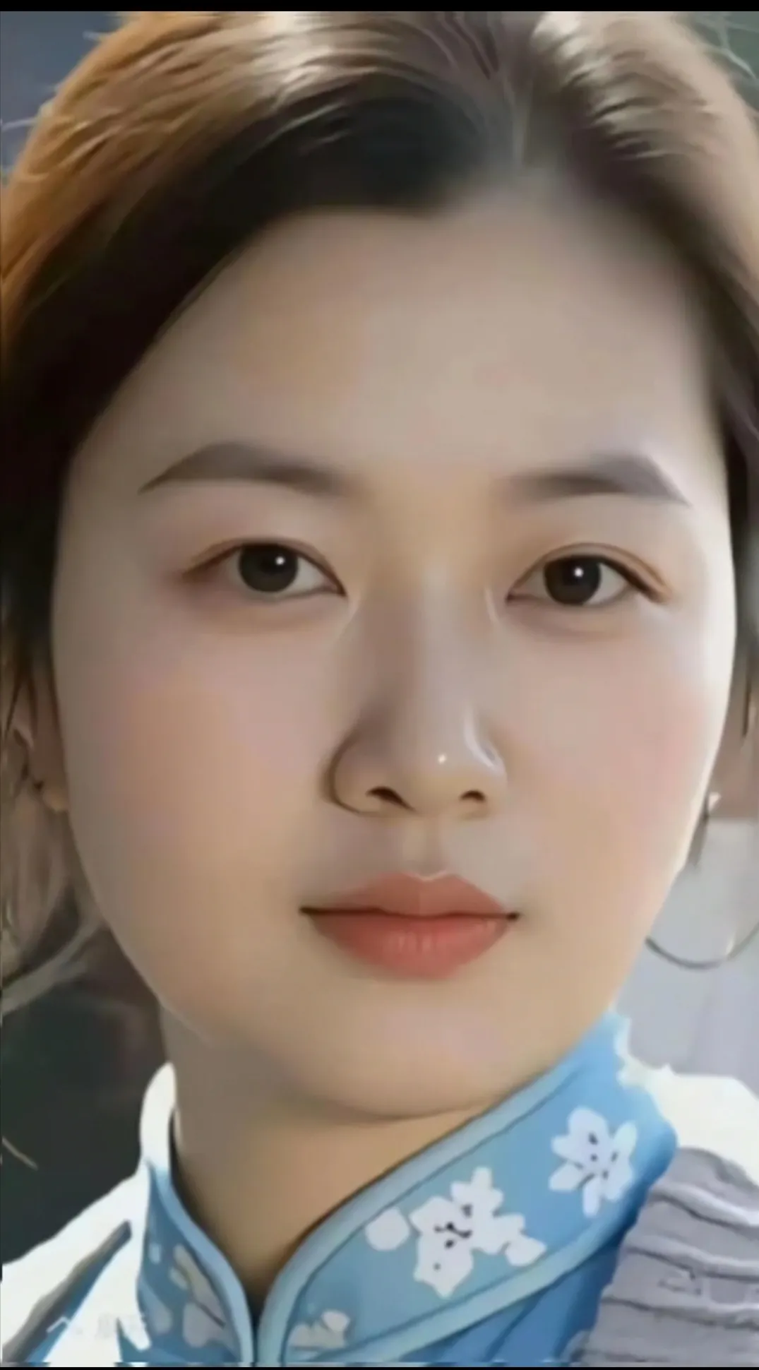 清新淡雅的蓝白相间，温柔似水的眼神，散发着自然的美。《美女图片欣赏》