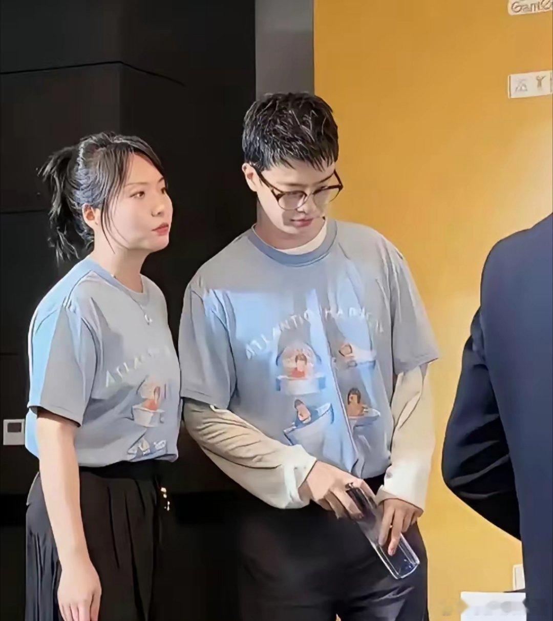 李雪琴官宣的方式
真是给内娱上了一课。
不发声明，不搞预热，俩人直接手牵手，顶着所有镜头出现在上海电影节的红毯
​我的看法：没有花哨文案，安安静静牵手，这种简单真诚的官宣，反而最打动人。
​网友热议：看多了圈内各种套路化的恋情文案，这种不营销、不博流量的公开方式格外难得。事业和感情分 ​