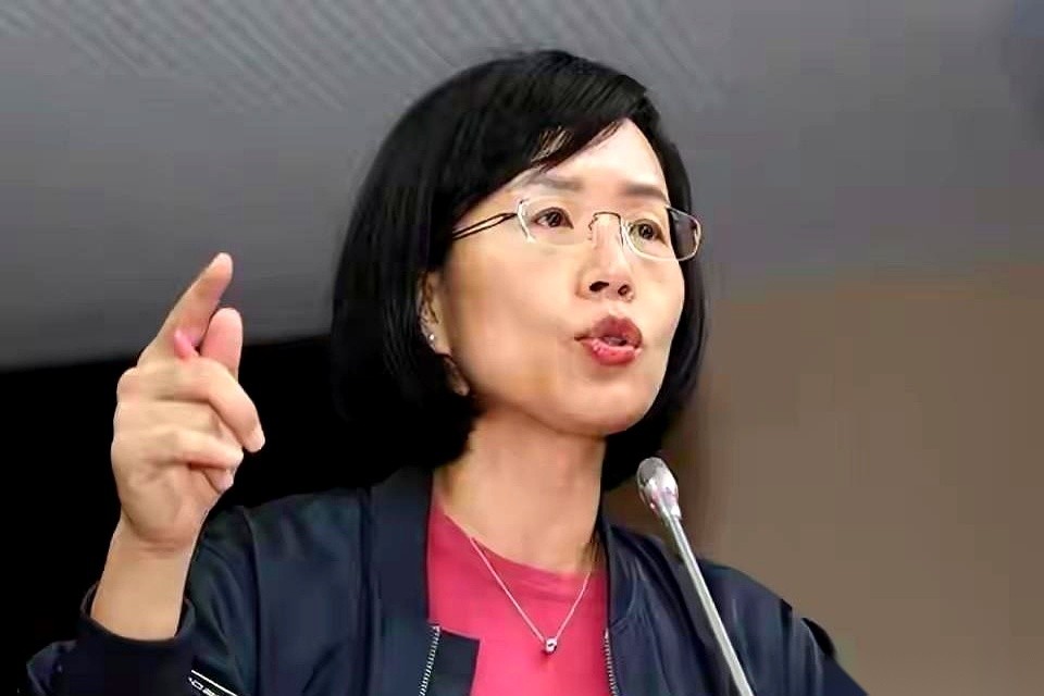 10月8日，李四川公开点名，要求苏巧慧为2023年新北幼儿园事件道歉。
检调早已对这起曾被渲染成“喂毒”的案子做出了不予起诉的决定。
苏巧慧本人把出面交涉的任务全盘交给了她的角逐办公室。
这事儿其实透着一股很真实的规则：有些话你说出去的时候痛快，但账本一直有人替你留着。
回看当时，苏巧慧矛头直指侯友