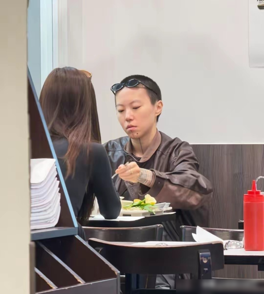 窦靖童的脸，居然活成了王菲的翻版？
小时候那会儿，多少人盯着她的脸摇头。满屏的婴儿肥，五官摆明了就是窦唯的复制粘贴。那时候说她像王菲，你自己都不信。
可人家长开了。
现在再看，尤其是侧脸轮廓和那股冷清劲儿，活脱脱就是王菲年轻时的样子。网友直接炸了：这不就是王菲本菲吗？
试问，谁还没被小时候像
