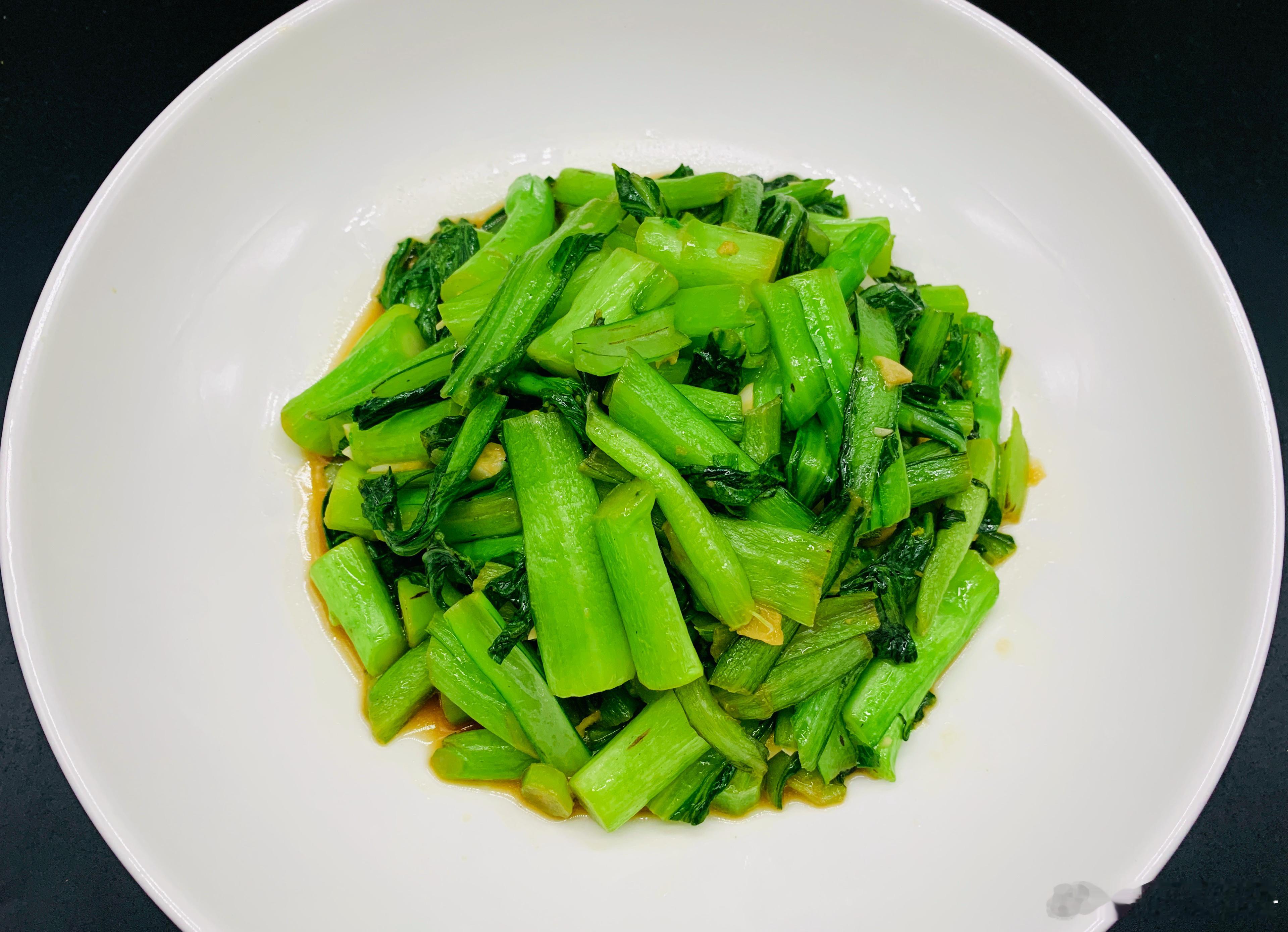 昨天下午吃药吃错了剂量，上午大剂量下午小剂量，结果下午也吃成了大剂量，一晚上惴惴不安的，直到今天早上收到护士的回复才彻底放下心[允悲]！放假这几天做的饭菜：茭白炒鸡胸肉、清蒸鳕鱼、蒜蓉油菜、萝卜丝焗牛肉和玉米面花卷。 ​​​