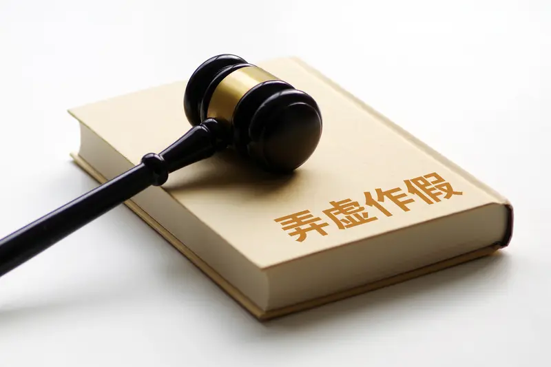 之前刷到过不少沉冤多年才得以昭雪的新闻，有的当事人被关了十几二十年，出来时连智能手机都用不利索。
很多人不理解明明有疑点的案子，翻案怎么要耗这么久。其实流程上的层层复核就卡掉了不少申诉，当年的办案单位要重新自查，不少卷宗因为年代久远缺页、证据灭失，想要找到能推翻原判决的
