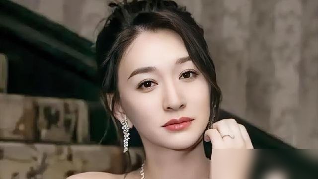 李小冉一句“你们还有戏拍”，直接把赵今麦凌晨五点赶飞机的行程说成了奢侈品。这话搁以前是调侃，搁现在是扎心。
赵今麦这边《骄阳似我》刚收官，《无可替代》正播着，转头又扎进《一念江南》剧组，白发造型刚曝光又得赶回横店。连轴转，没停过。
但李小冉说的才是行业真相。现在多少科班出身的演员，一年到头接不到