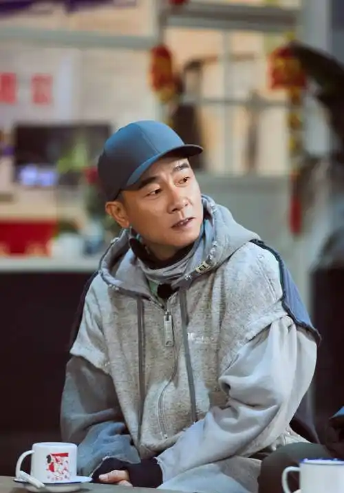 陈小春谈不寻找被送走的弟弟，引全网热议！如果是你会如何？
陈小春一段关于寻亲的观点，在网上引发巨大讨论。对于小时候被送养出去的亲弟弟，他表示自己不会主动去找。

在他看来，弟弟已经在养父母家庭生活几十年，早已拥有属于自己的人生。贸然上门相认，看似是骨肉团圆，实则会打乱对方安稳的生活，对养父母也是一种