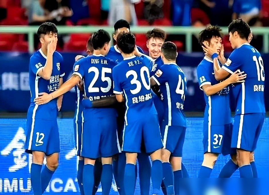 25场8球6助，40次过人，传球成功率84%，绍尔在武汉三镇这是拿命在C。
可你看看球队，1比4被浙江按在地上摩擦。绍尔拼到4张黄牌，下一场直接停赛。就这，三镇还深陷降级区，眼瞅着要往中甲滑。
一个巴西外援，硬生生把保级队当争冠队踢。队友给不上力，他一个人又当爹又当妈，进球、喂饼、回撤拿球、边路