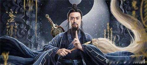 浙江老板娘要IPO了，这故事比代码励志多了。张雪当年在杭州租柜台卖电脑配件，2025年她那家公司营收冲到47亿，净利3.8亿，硬是把一堆烧钱换流水的AI新贵衬成了学渣。学霸和学渣真不是智商差，是有人盯着用户钱包改产品，有人盯着PPT改估值。命和运她占了，德和书她也没落下。我就问一句：下次路过她当 ​