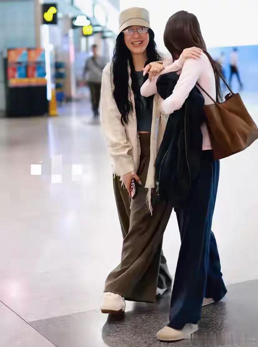 钟丽缇送Jaden去国外读书，在机场难舍难分，Jaden素颜出镜更漂亮 ​