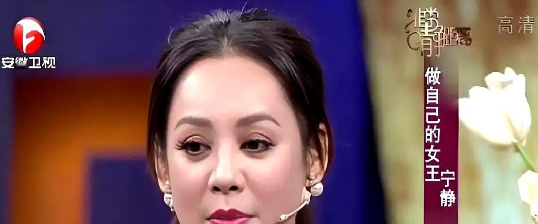 宁静在镜头前一摆手，直言自己就是个纸老虎，过完嘴瘾立马翻篇。

她话锋一转，撕开了当年那场房车旅行的体面。

真让人后背发凉的，反而是平时不露声色的人。

一旦压不住火，爆发出的攻击性根本没人拦得住。

这哪是穷游，分明是把一群人塞进高压锅里熬。

平时被身边人捧惯了，突然要端茶倒水平起平坐，谁受得