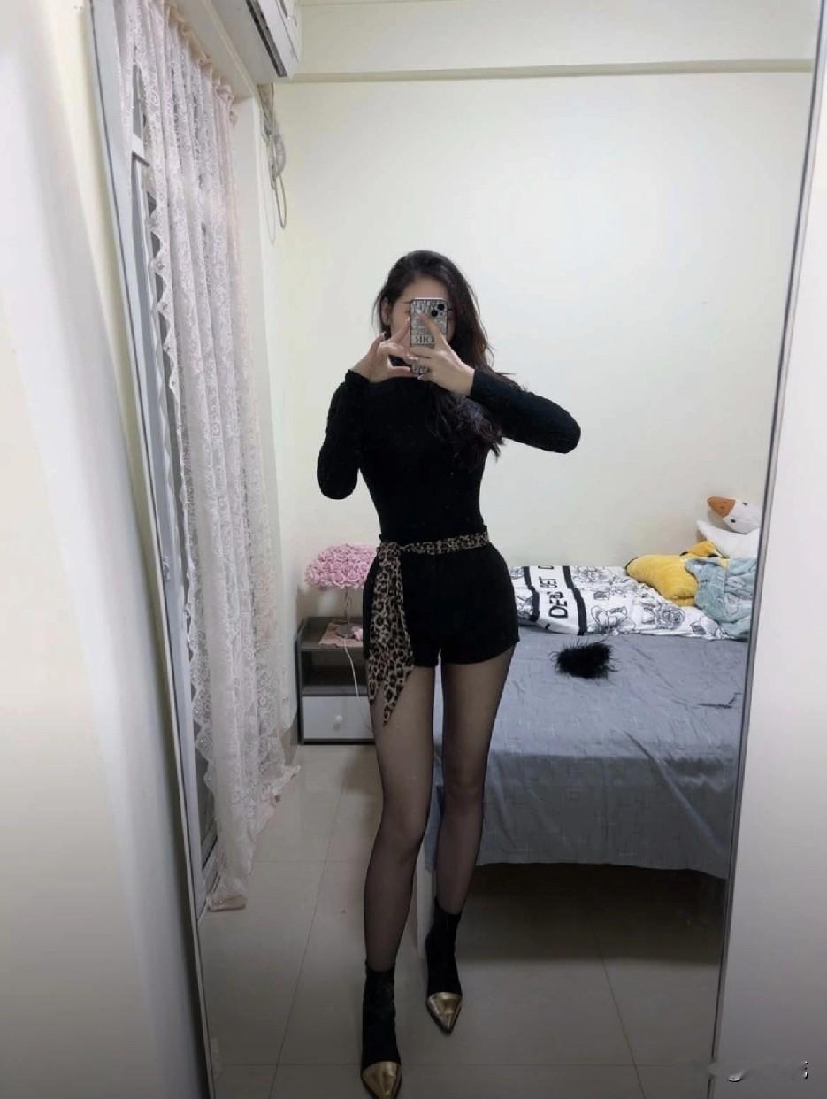 我一直觉得黑丝高跟是我这老阿姨的标配，没想到年轻的小姐姐也爱穿。看来...