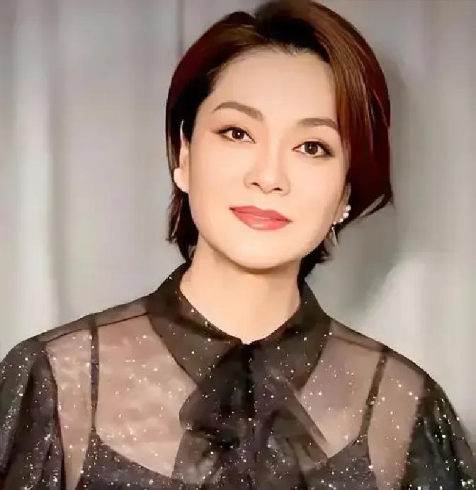 很多人眼
里的“成功人士”，有了钱后的第一件事是换豪车、买名表
，或者折腾点投资。但当年的乐坛一姐毛阿敏，成名后做的第一件事，却是在
上海给两个哥哥一人买了一套房。
不少人当时看这新闻，觉得这也太豪横了，甚至有人酸
溜溜地揣测，兄妹之间至于搞这么大的阵仗吗？还把房子当“礼物”送。
其实啊