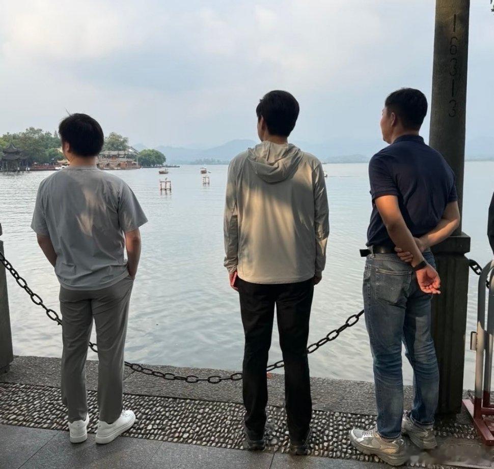 这也是雷军的左膀右臂了，小米去杭州给小米澎程车主交车，顺便还去了西湖，照片中的三个人，依次是徐洁云、雷军、胡峥楠，两员大将。 ​