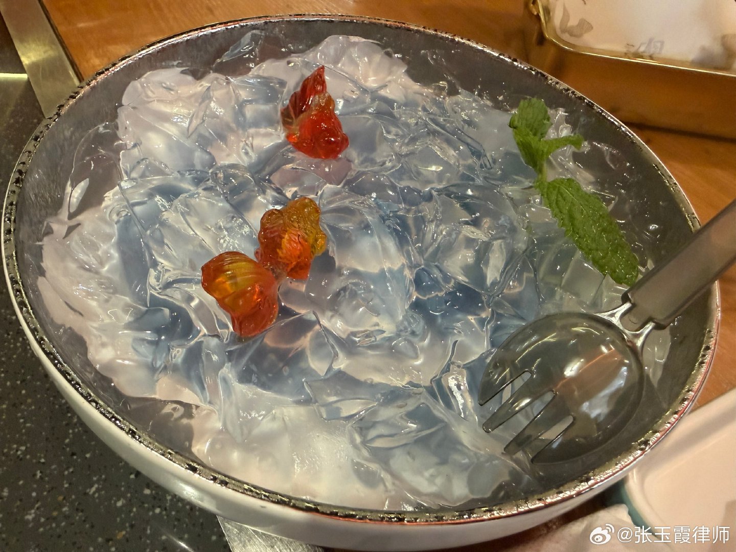 上午看望八十多岁还在执业的老律师[嘻嘻]段教授说他从来没染过发…八十多岁没有一根白头发…[傻眼]现在还参加街道社区的新疆舞表演…上下楼走楼梯不带喘的[允悲]
脆皮中年们情何以堪…
阅完卷买份金鱼冰粉补补[笑cry] ​