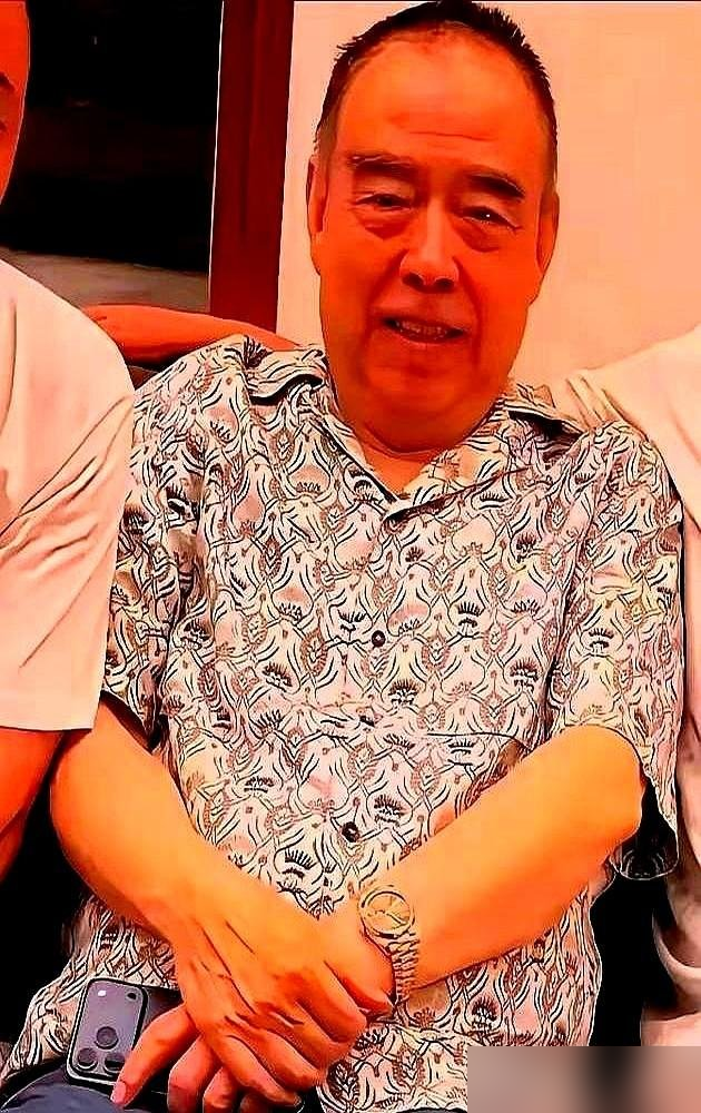 74岁陈凯歌踩着几千块的鞋，蹲家里给陈红烧菜，她在旁边系个围裙打下手。这画面放别人家得拍八百个机位，他俩闷头做了三十年。
你以为星二代都横着走？陈飞宇16岁进《妖猫传》剧组，干的是场务，跑腿盯道具。他哥更绝，37度高温蹲片场数了三天盒饭，回来跟陈红汇报：一天光吃饭干掉两万。
陈红就回了一句：以后