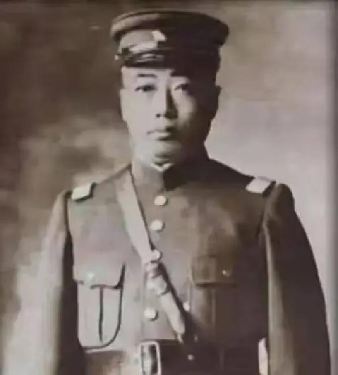 老虎厅枪杀杨宇霆的执行人高纪毅，亲手执行少帅密令，他最后的结局如何？
高纪毅从老虎厅出来，连夜去见了张学良。书房里，少帅只问了一句：“都办妥了？”他点点头，没多说一个字。这是他的本分：不问为什么，只负责做完。
此后的两年，高纪毅成了张学良最锋利的一把刀。北宁铁路局局长的任命下来时，他明白，这是酬功，