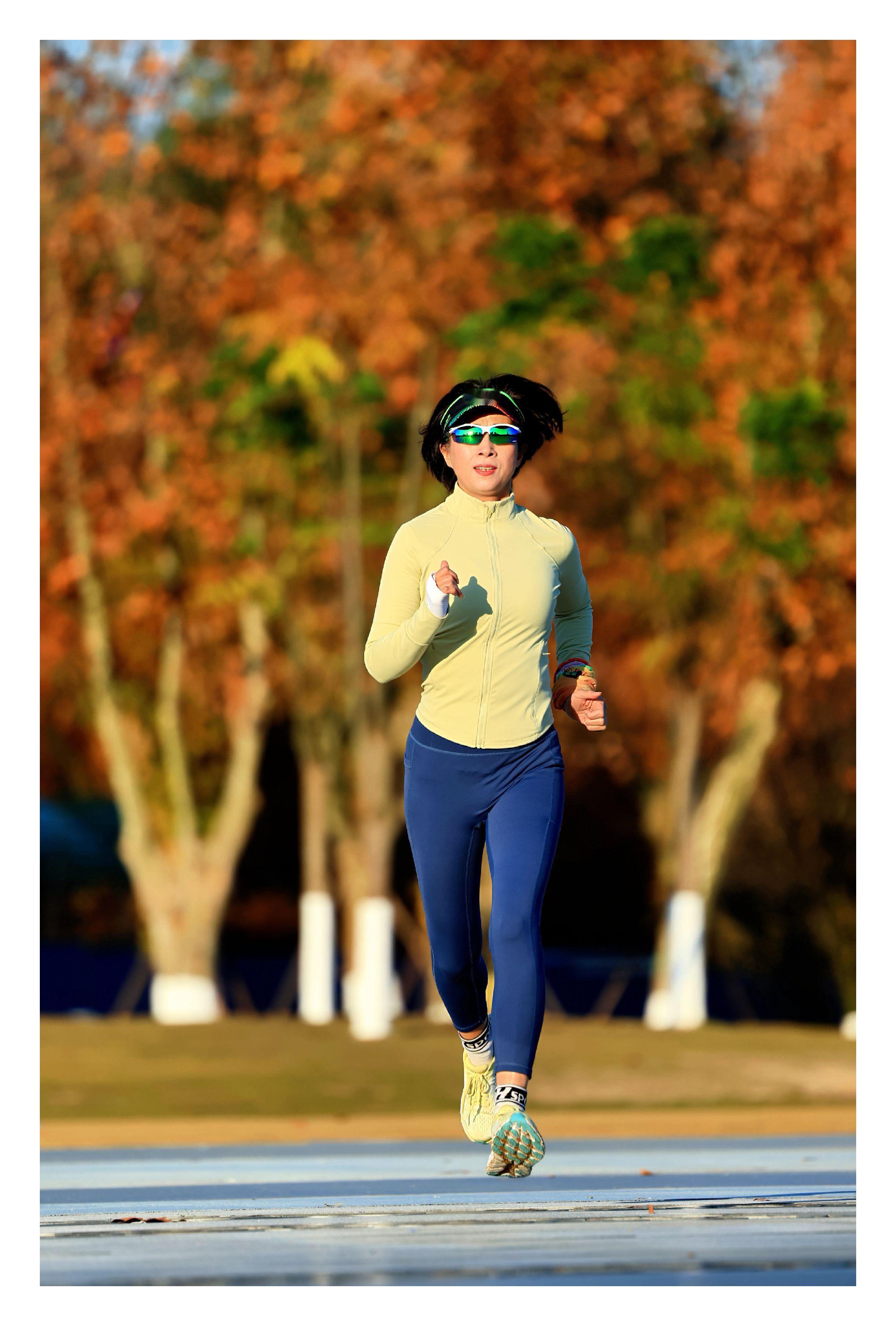 长腿小姐姐的飘逸跑姿