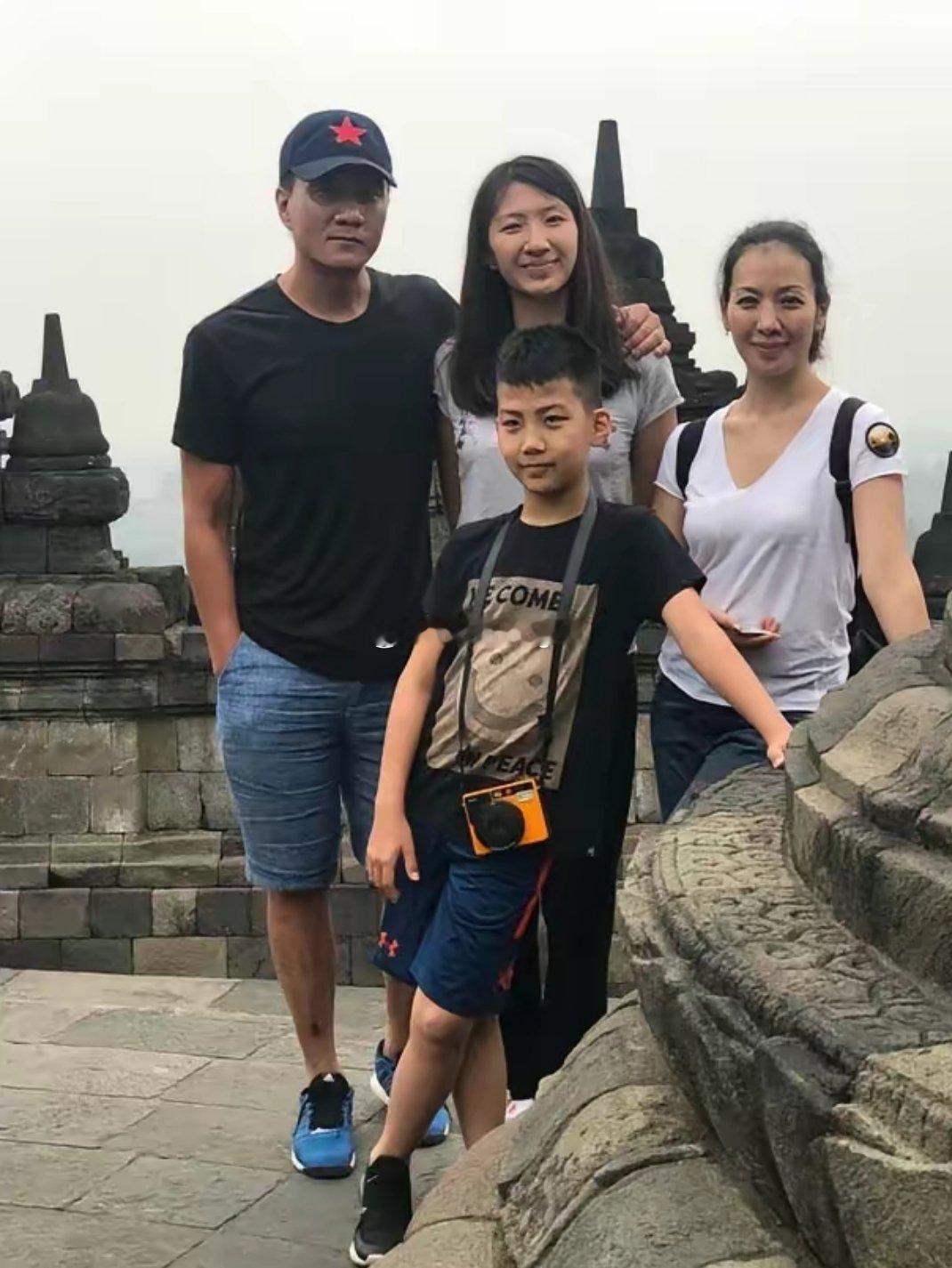 胡军一家真幸福，两个孩子都像妈
女儿在英国读书，夫妻俩带着儿子去探亲
康康已经长得和姐姐一般高了 ​