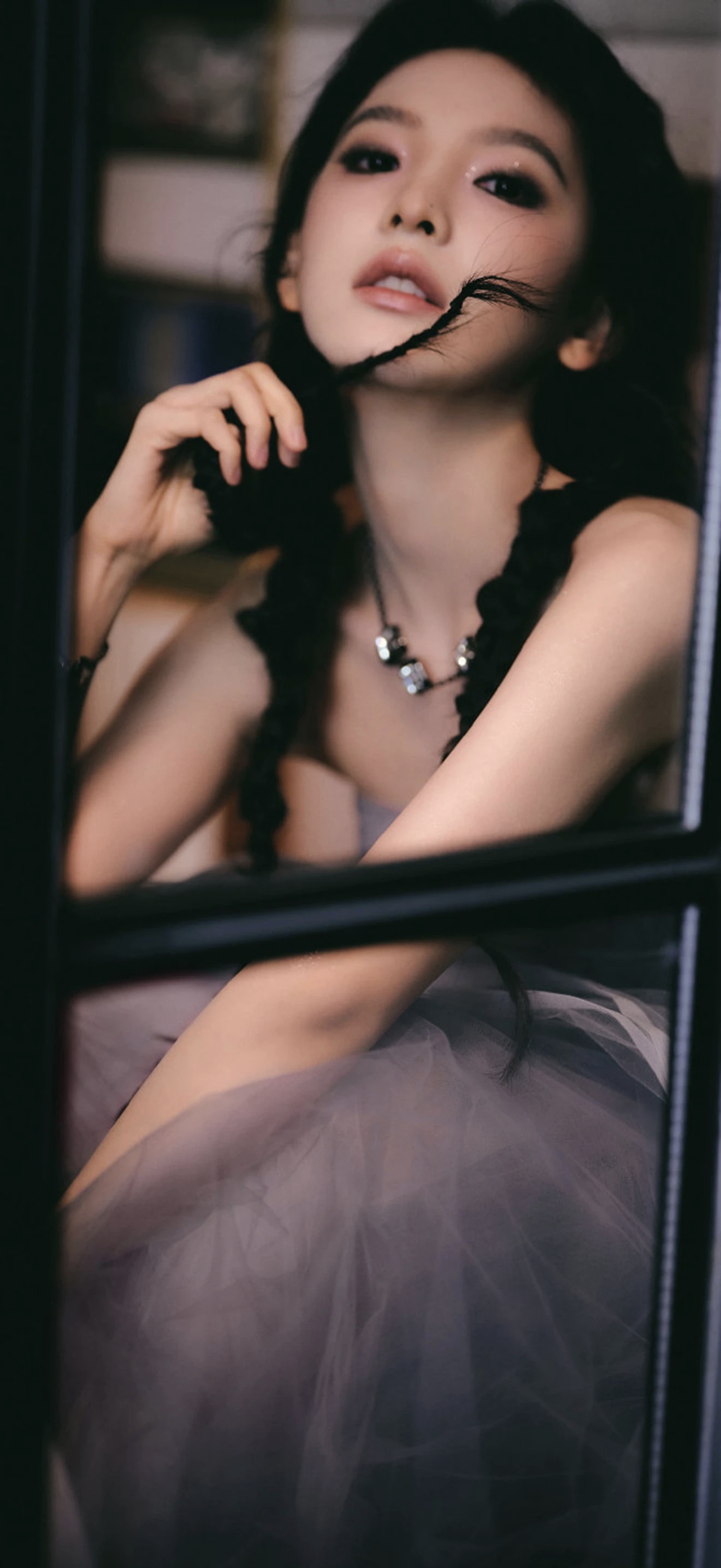 章若楠高清美照分享｜窗边坐着一位优雅美丽的女子。章若楠 美女人像群 高清美女 高雅气质美女 美女欣赏图片