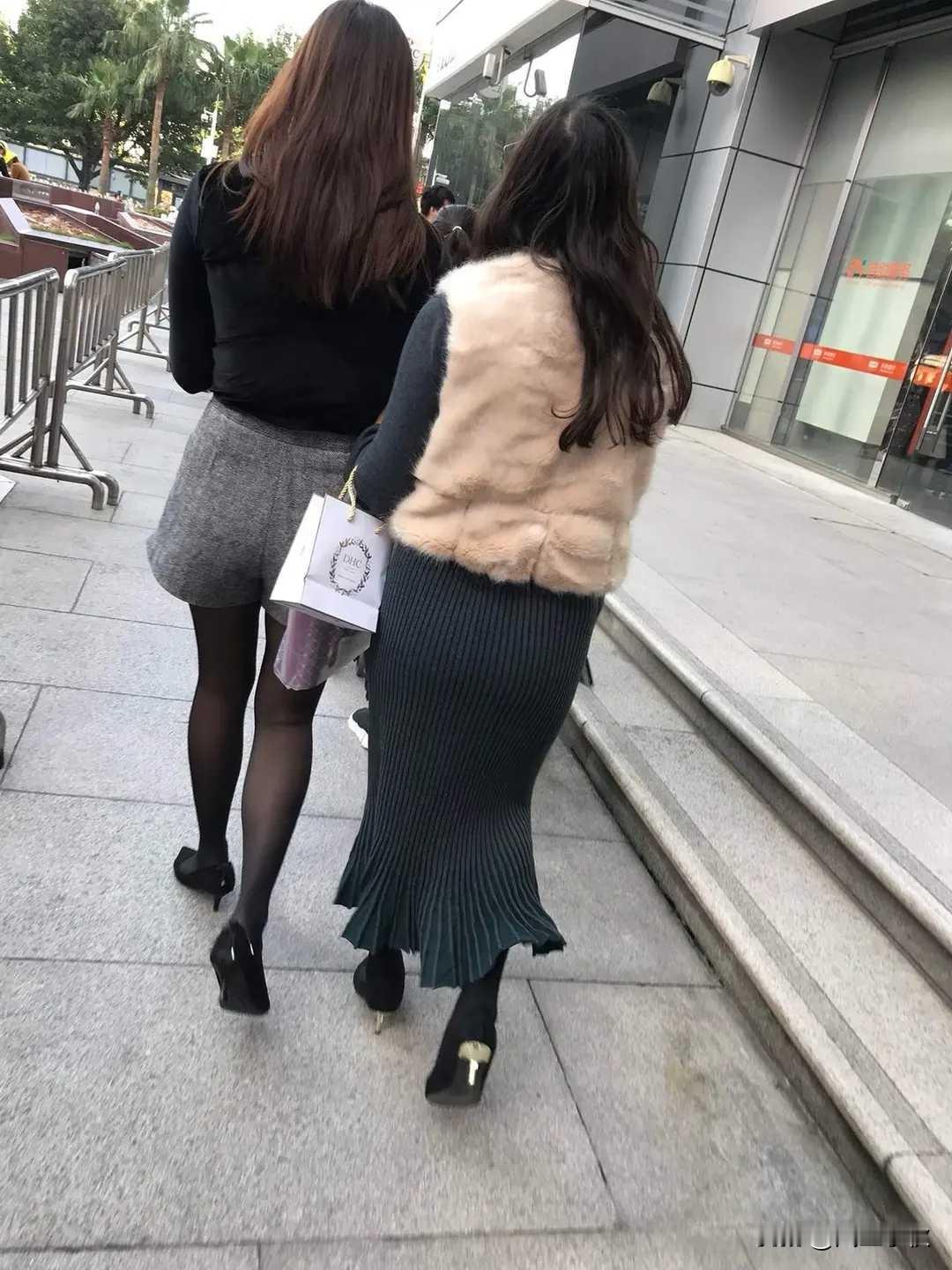 看美女穿着，大家猜猜这是什么季节！