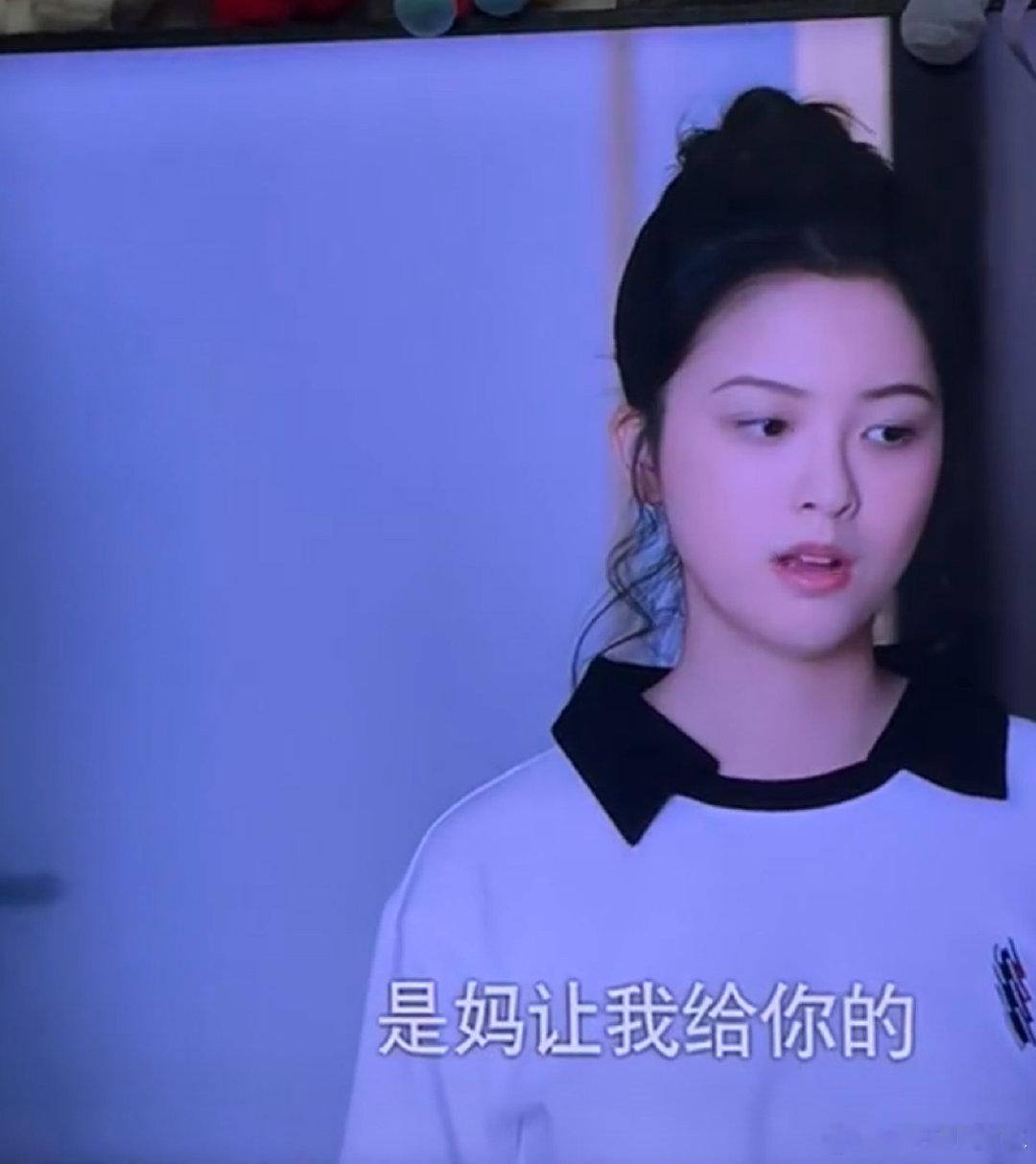 #小莲扮演者是被亲生父母遗弃的#
之前看剧就觉得这个小姑娘好灵动，没想到还有这样的身世。
养父母好好疼她，她也心怀感恩，能遇上真心爱自己的家人，真的很幸运。 ​