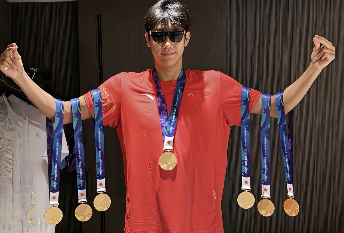 中国的“飞鱼”横空出世。张展硕在名古屋亚运会的泳池里，夺得金牌数达到7枚，刷新了中国体育代表团在亚运会游泳一届个人夺得的金牌数，也刷新了亚运会游泳比赛中一届个人夺得的金牌数。
年仅十九岁的张展硕不愧是自由泳飞鱼，也不愧是劳动模范。他在六天的游泳比赛中，先后出战男子100米、200米、400米、800