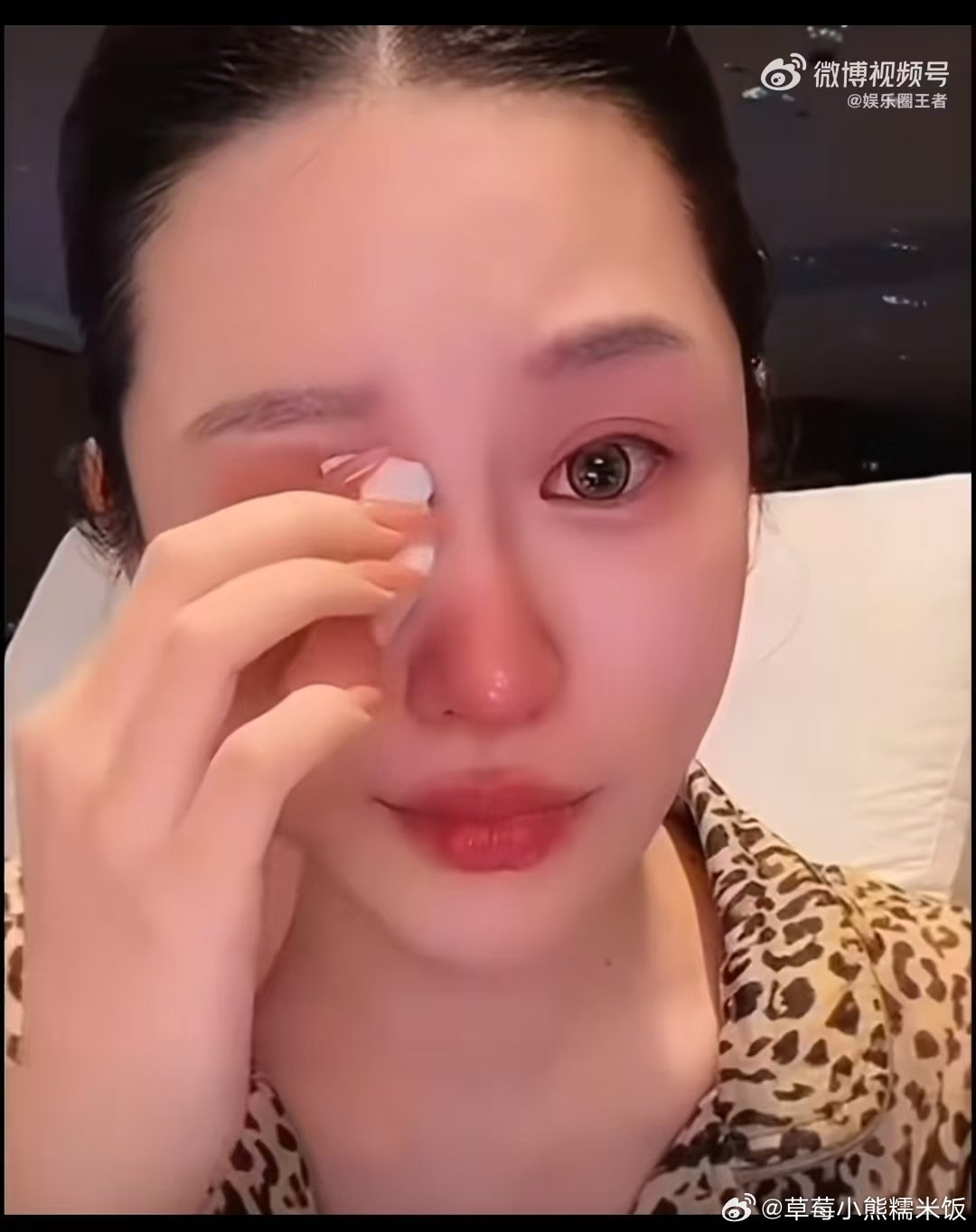 #网红方丈前妻深夜痛哭# 她说自己很少在网上掉泪，但一聊儿子就绷不住，自认敏感。爱里常带亏欠，这话听着挺真实。 #网红方丈前妻一提儿子就忍不住痛哭# ​