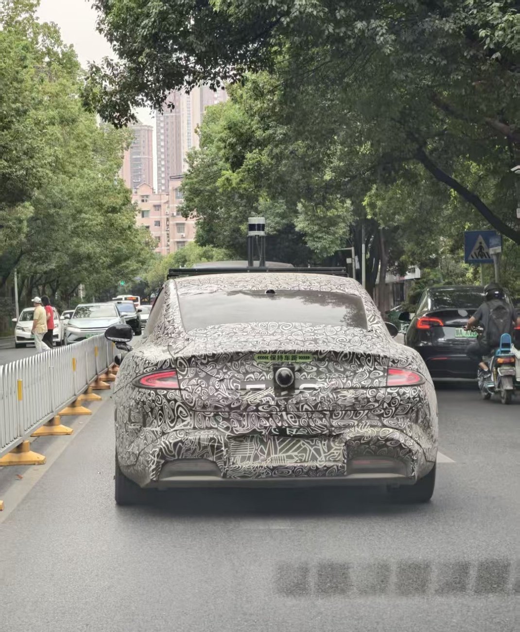 第一代小米su7还在路测，是真的可怕，怪不得雷军说过小米的测试车，会跑到报废为止。 ​
